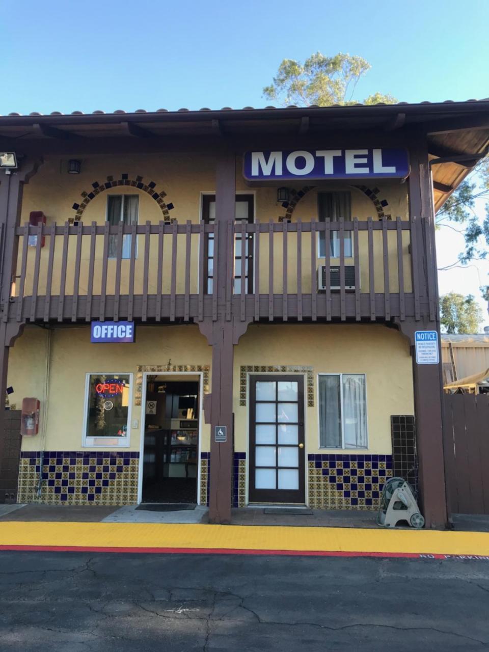 Hacienda Motel Escondido Kültér fotó